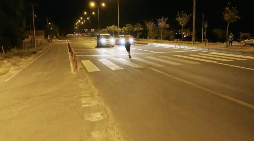 Yarı çıplak sarhoş kendini araçların önüne attı