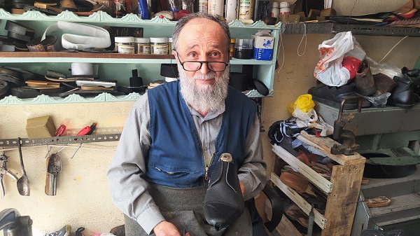 Yarım asırdır ekmeğini böyle kazanıyor