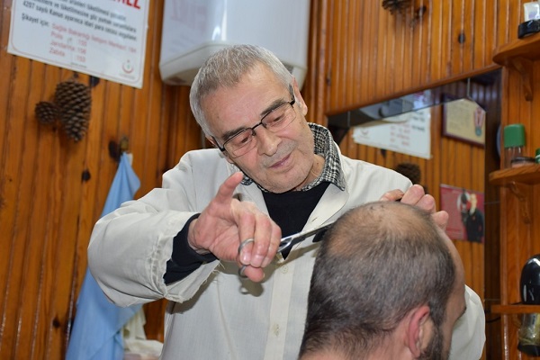 Yarım asırdır elinden makası düşürmedi