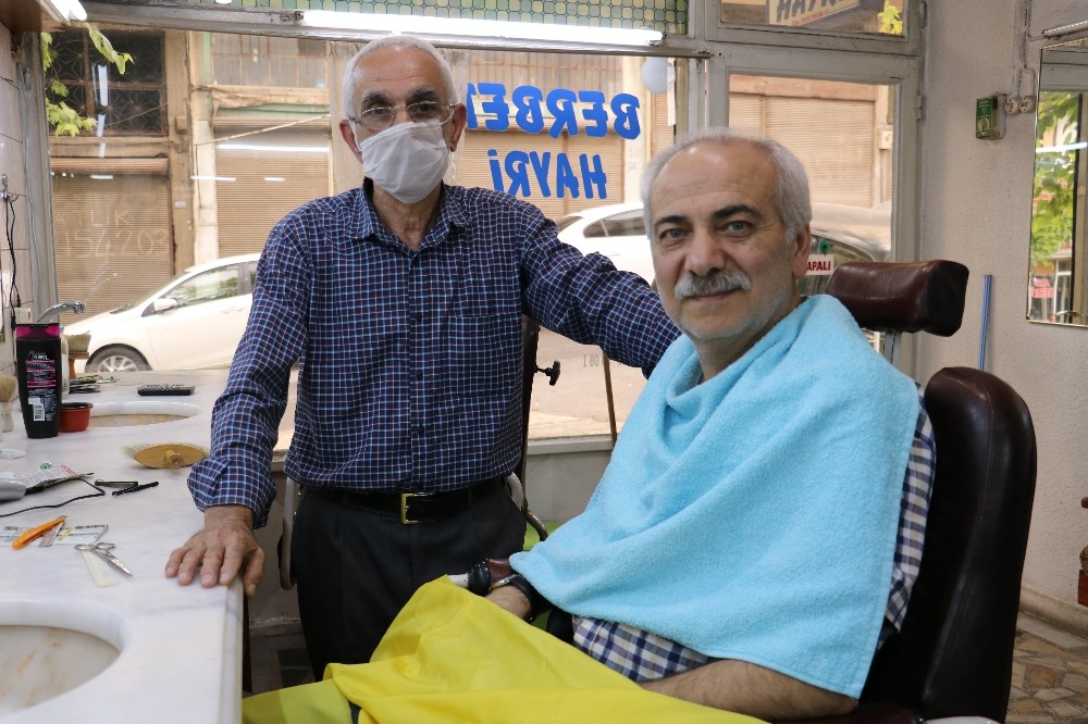 Yarım asırlık berber müşterilerine kavuştu 
