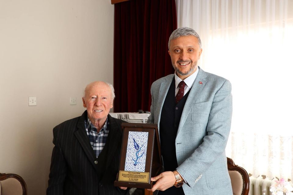 Yarım asırlık emekli bakkallara teşekkür plaketi 