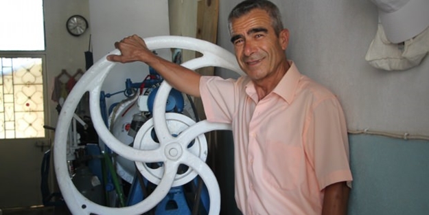 Yarım asırlık makineye gözü gibi bakıyor...