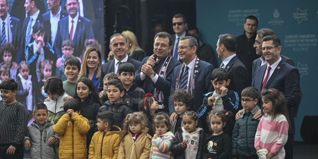Yarım Genel Başkanların mitinginde LGBT bayrakları dalgalandı
