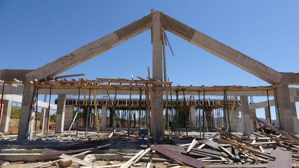 Yarım kalan külliye inşaatı MHP, AK Parti ve CHP’yi karşı karşıya getirdi 