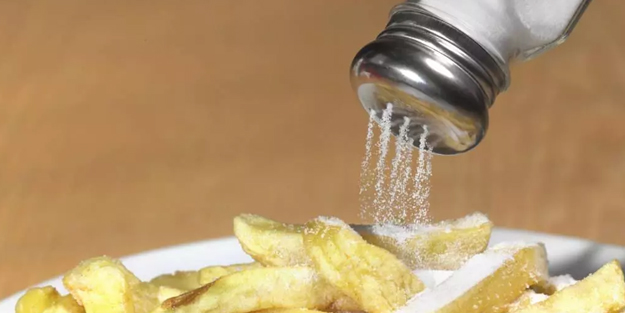 Yarım milyon kişi inceledi! Herkes dikkat etsin: Yemeğe sonradan tuz ekleyenlere mide kanseri uyarısı