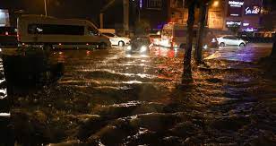 Yarım saatlik sağanak İzmir'i esir aldı: Cadde ve iş yerleri göle döndü
