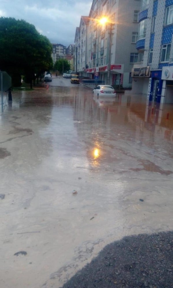 Yarım saatlik yağışla Kırşehir’de su baskınları oluştu 