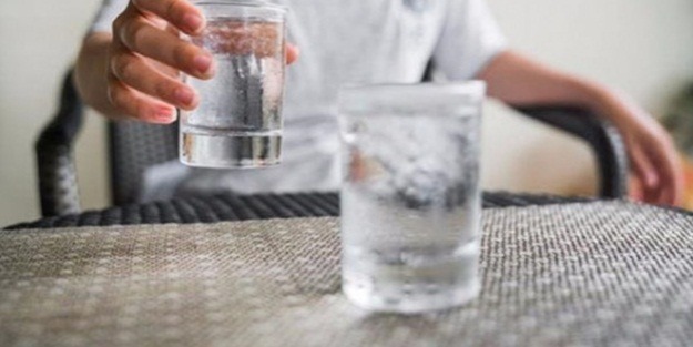 Yarım saatte bir yarım bardak su içti, zehirlendi!