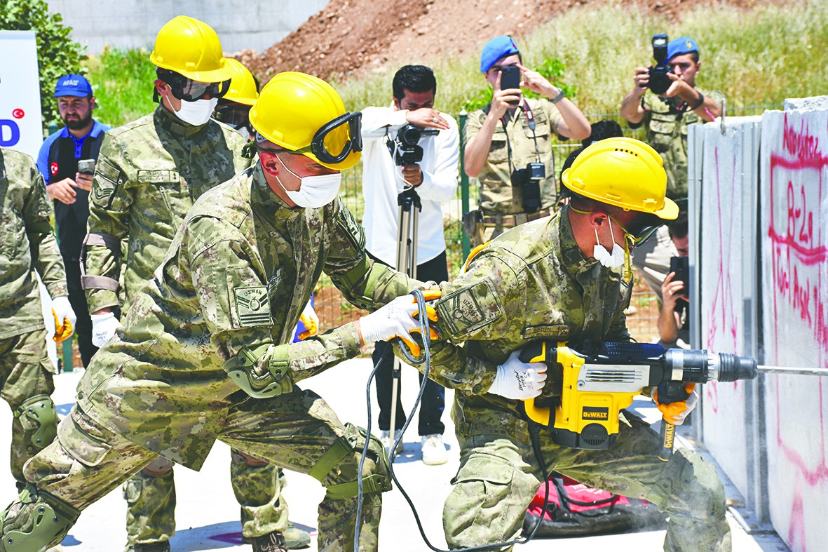 Yarın deprem olacakmış gibi afetlere hazırlanıyorlar
