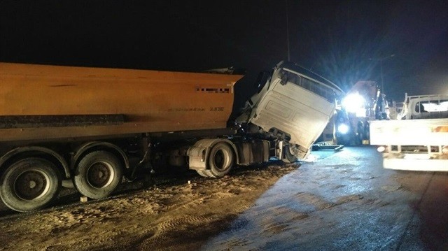 Yarış yapan 6 hafriyat kamyonu kaza yaptı