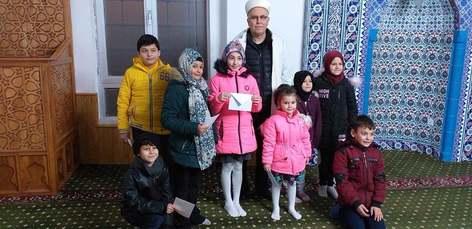Yarıyıl tatilinde camiye giden çocuklar cami imamı tarafından ödüllendirildi 