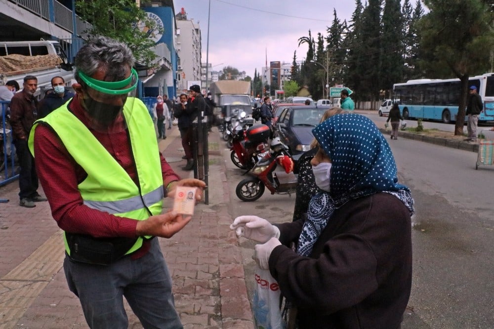 Yaşa değil yaş hesabına takılan kadın pazara girmek için uzun süre bekledi 