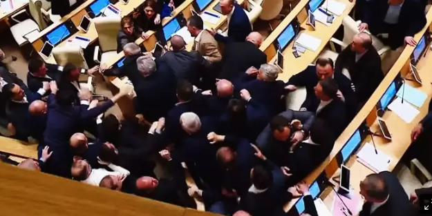 Yasa onaylandı… Yumruklar havada uçuştu!