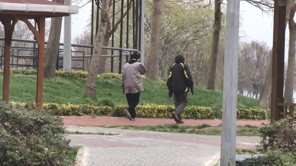 Yasağa rağmen Avcılar Sahili’nde sabah koşuları 