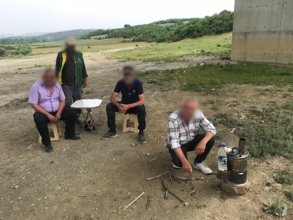 Yasağa rağmen dereye ağ atıp semaver başında çay keyfi yaparken yakalandılar 