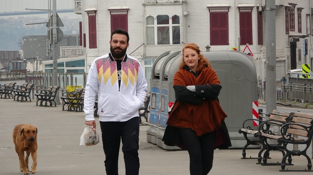 Yasağa rağmen sahile yürüyüşe çıkan kadın: “Evde canım sıkılıyor, bizi nereye kadar tutacaklar” 