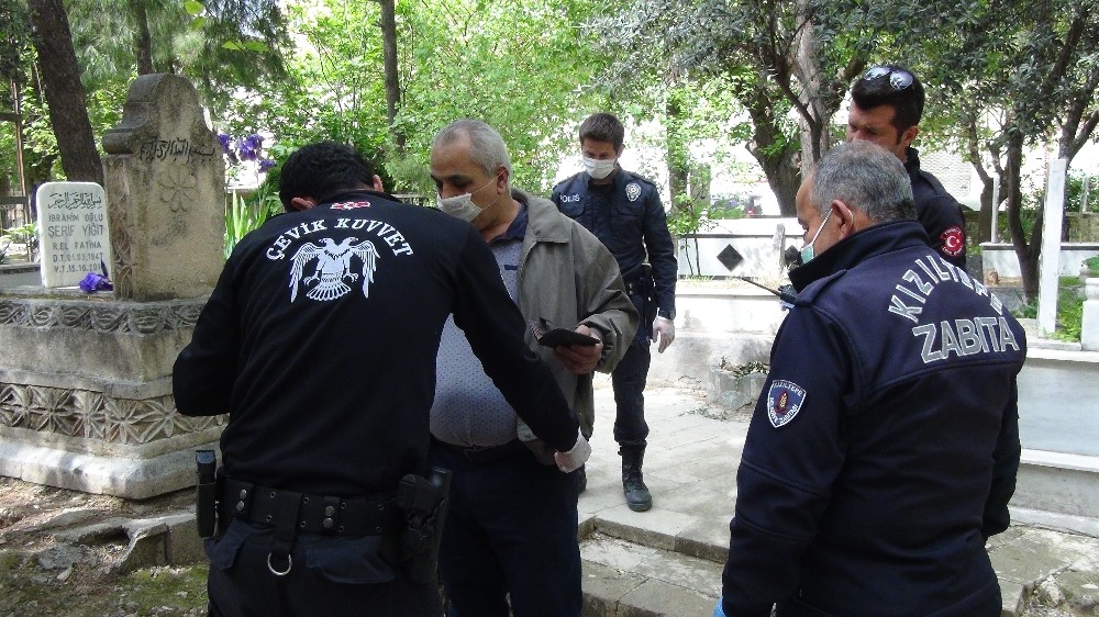 Yasağa rağmen sokağa çıktı, mezarlığa dua etmeye geldiğini söyledi 