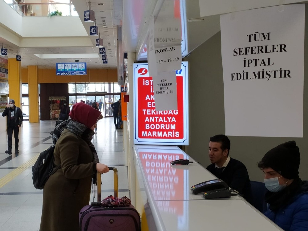 Yasağa takılmadan yolculuk etmek isteyen vatandaşlar otogarda kaldı 