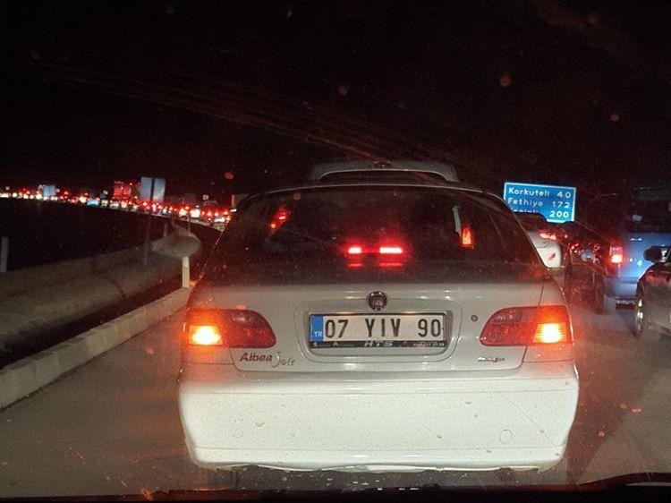 Yasağa trafik kuyruğunda yakalandılar 