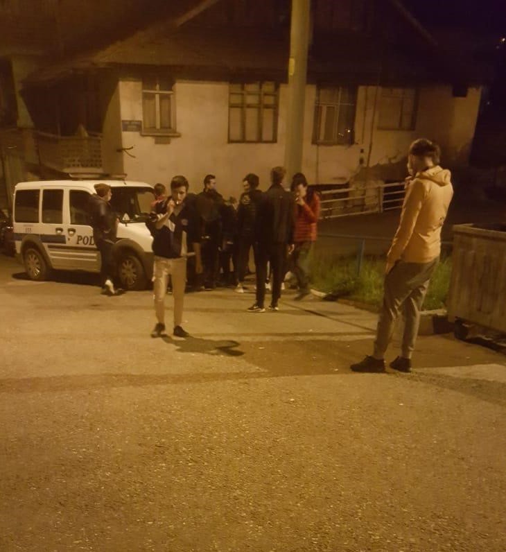 Yasağa uymayarak sokağa çıkan 12 gence 38 bin lira ceza 