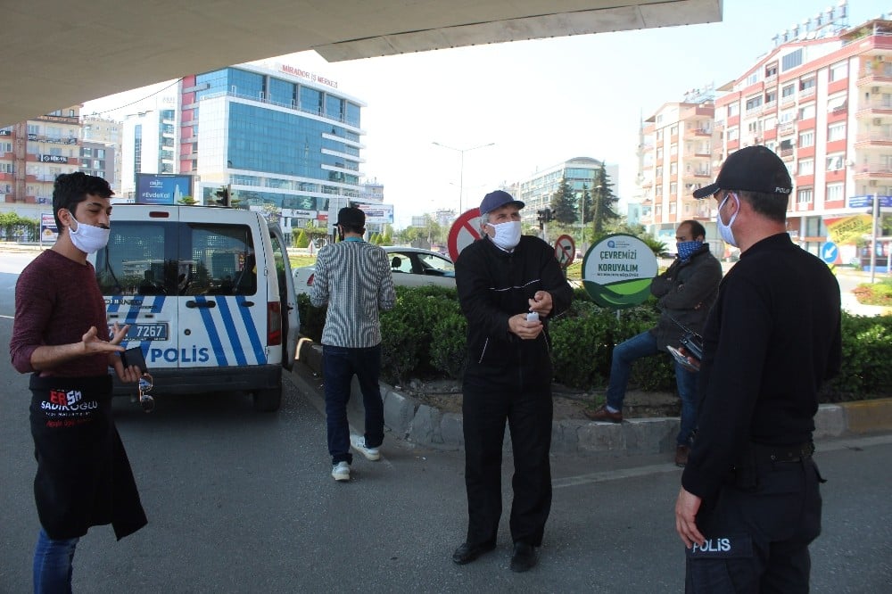 Yasağı delen vatandaşların polisle sigara ve ekmek polemiği 