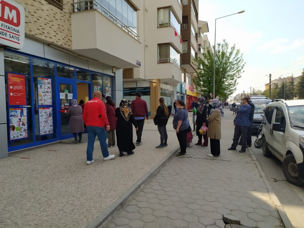 Yasağın ardından banka ve marketlerin önünde uzun kuyruklar oluştu 