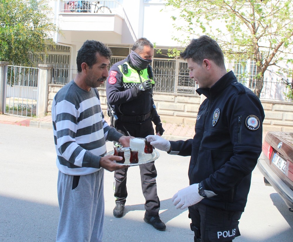 Yasağın hakim olduğu Antalya’da görev başındaki polise çay 