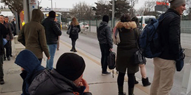 Yasak ama kimse uymuyor… Duraklarda kızdıran görüntü