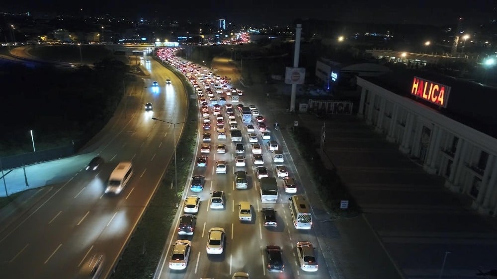 Yasak bitti, kilometrelerce araç kuyruğu havadan böyle görüntülendi 