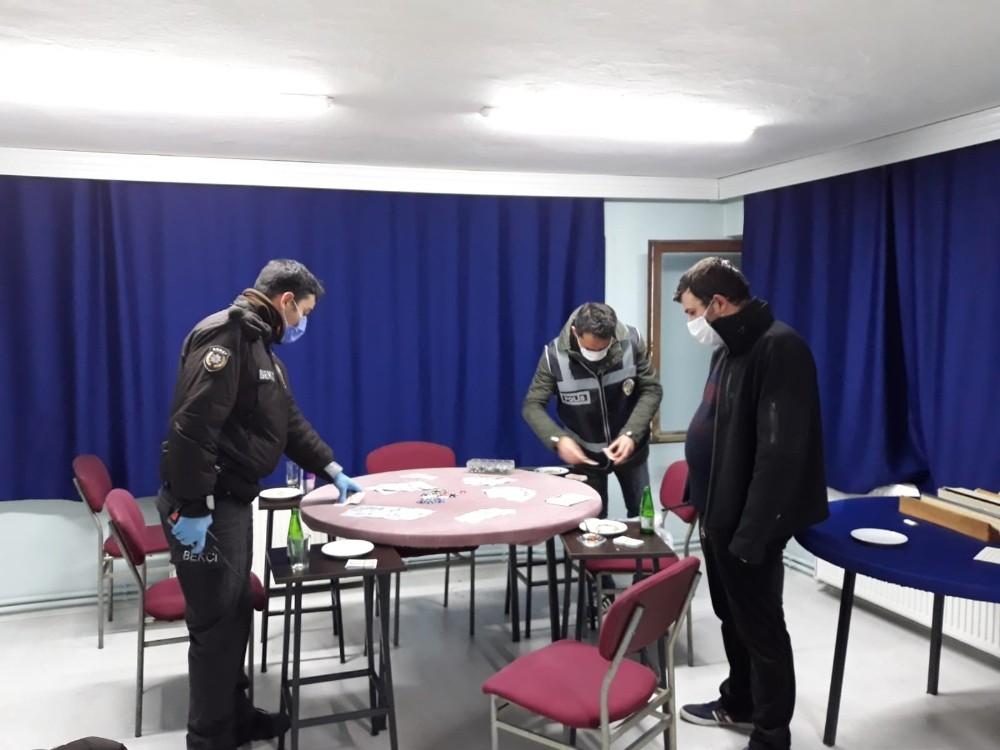 Yasak dinlemeyip evi kumarhaneye çevirdiler 
