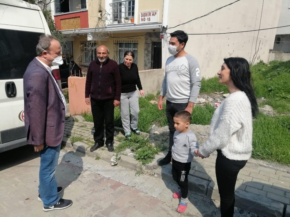 Yasak dolayısı ile evinden çıkamayan minik Demir’e doğum günü sürprizi 
