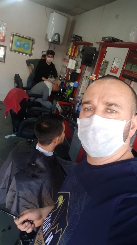 Yasak geldiğini duyanlar vatandaşlar berberlere akın etti 