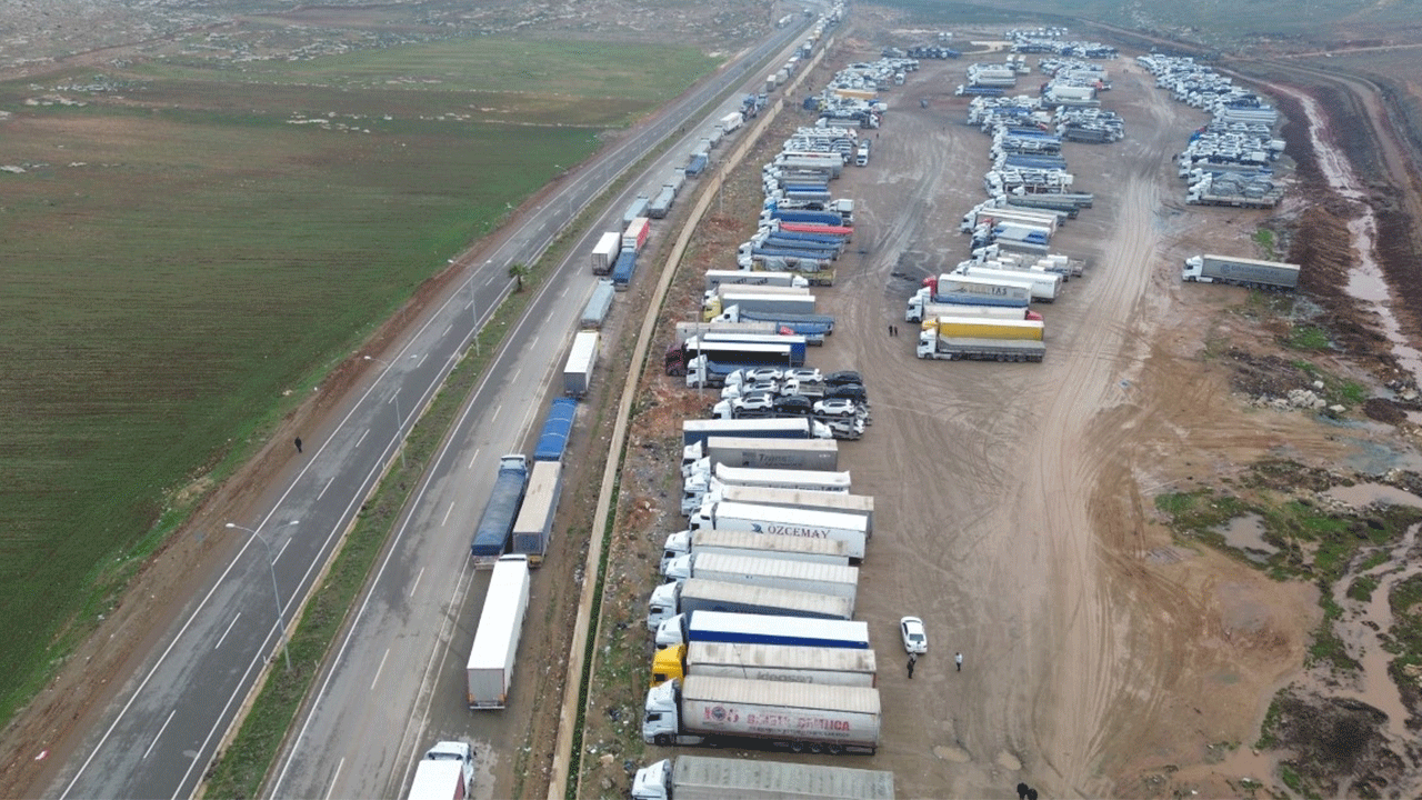 Yasak kalkınca sınıra akın ettiler! Binlercesi kuyruk oluşturdu!