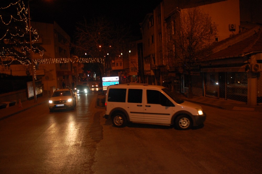Yasak kalktı, araç ve yayalar sokağa akın etti 