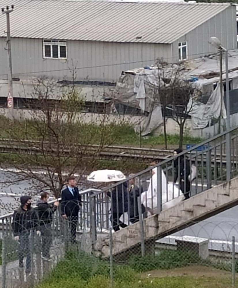 Yasak nedeniyle il değiştiremeyince gelini üst geçitten aldı 