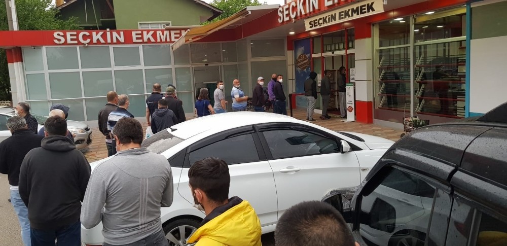 Yasak öncesi ekmek fırınlarının önünde kuyruklar oluştu 