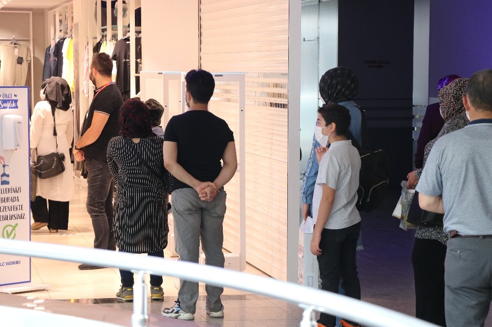Yasak öncesi mağazalarda kuyruklar oluştu 