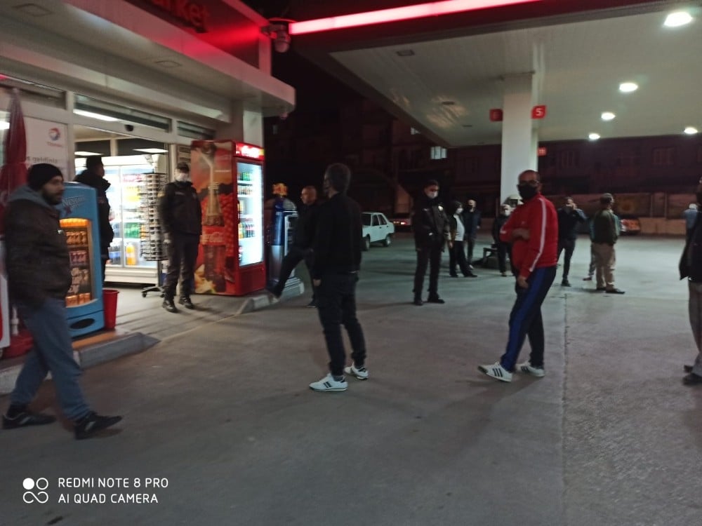 Yasak sona erdi, vatandaş benzin istasyonu marketine gitti 