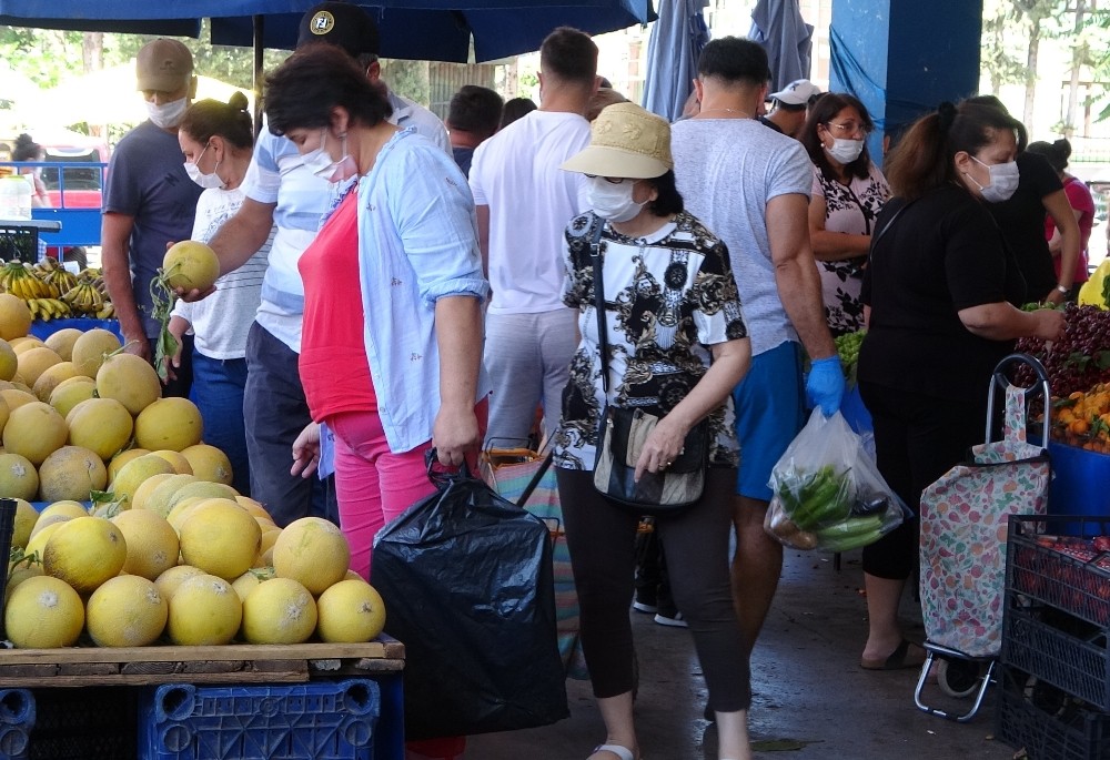 Yasak sonrası Antalya semt pazarlarında yoğunluk 