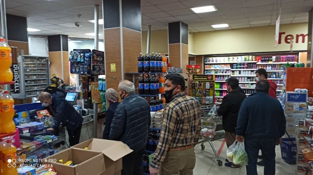 Yasak sonrası Devrekliler manav ve marketlere akın ettiler 