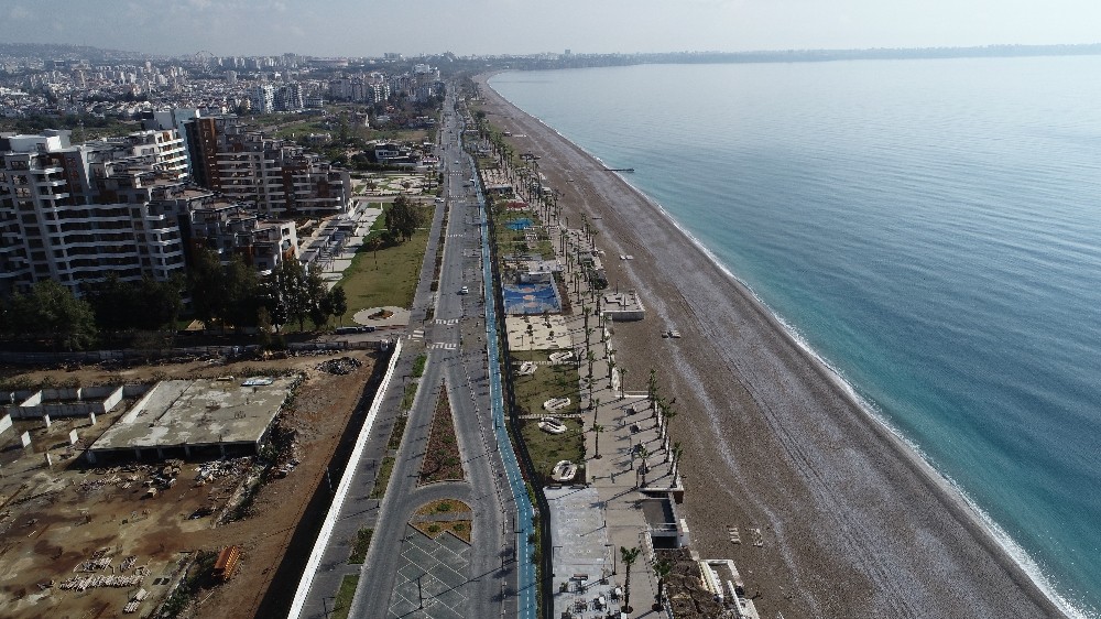 Yasak sonrası dünyaca ünlü sahil ıssızlığa büründü 