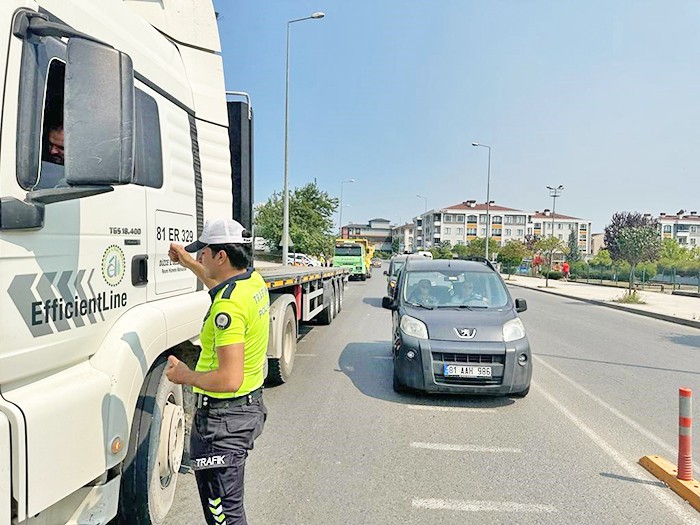 Yasak yola 2 saatte, 32 kamyon 17 tır girdi