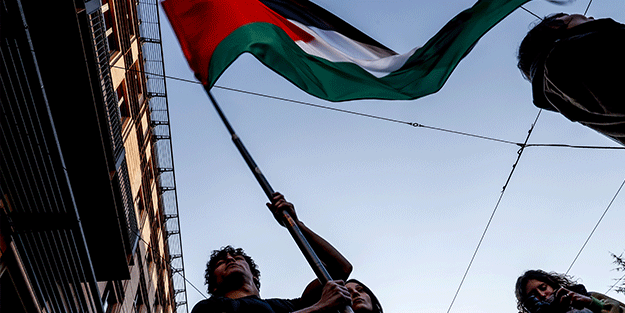 Yasaklanmasına rağmen binlerce kişi Filistin için sokaklarda