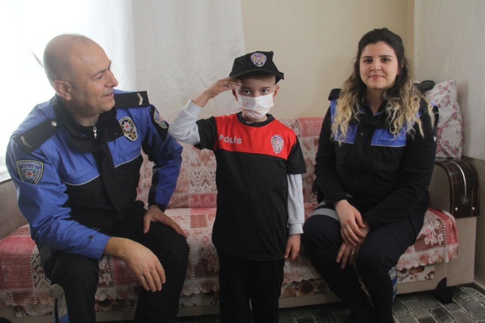 Yaşamak için kardeşinin doğumunu bekleyen Hasan’a polis sürprizi 