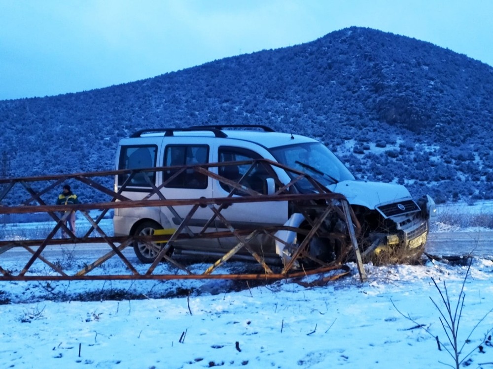 Yaşanan trafik kazası sonrası 7 köy elektriksiz kaldı, yol ulaşıma kapandı 