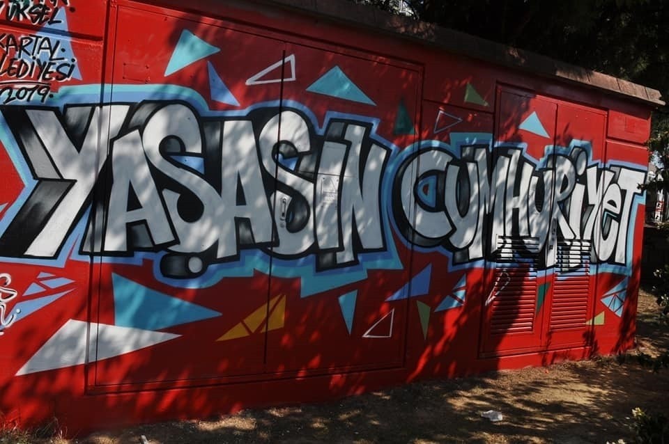 ‘Yaşasın Cumhuriyet’ graffitileri, Kartal’a renk kattı 