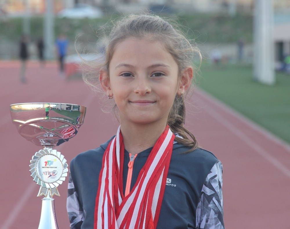 Yasemin Pilatin 9 yaşında Türkiye Tenis Şampiyonu oldu 