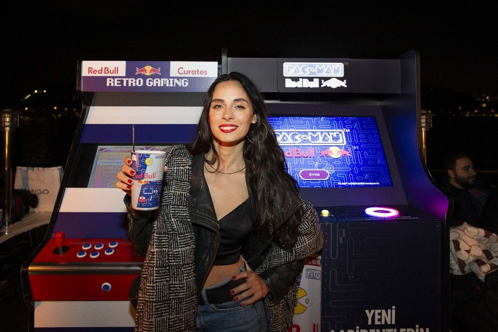 Yasemin Yürük, İlayda Akdoğan ve Cemrehan Karakaş teknede retro oyunlarla eğlendi 