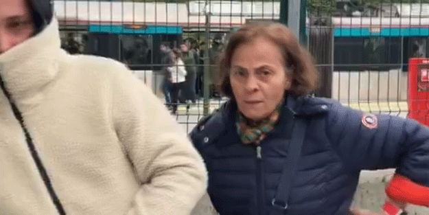 Yaşından başından utan kadın! Laikçi kokonadan ilahi okuyan küçük kıza iğrenç hareket