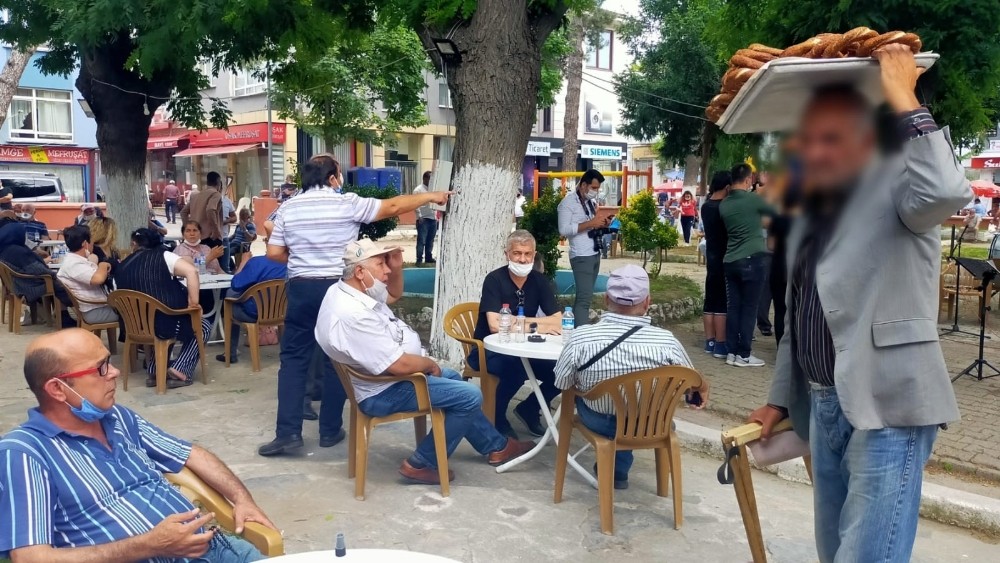 Yaşıtları eğlendi, o ise ekmek parası için simit sattı 